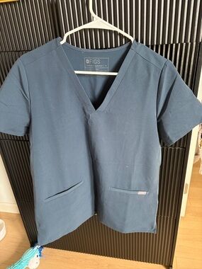 Figs CASMA. Three pocket scrub top in dark harbor